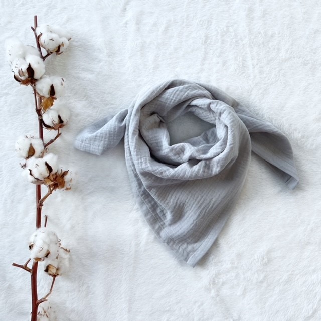 Detská mušelínová malá šatka 65 x 65 cm bledošedá