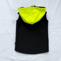 Detská softshellová vesta s neónovou kapucňou čierna