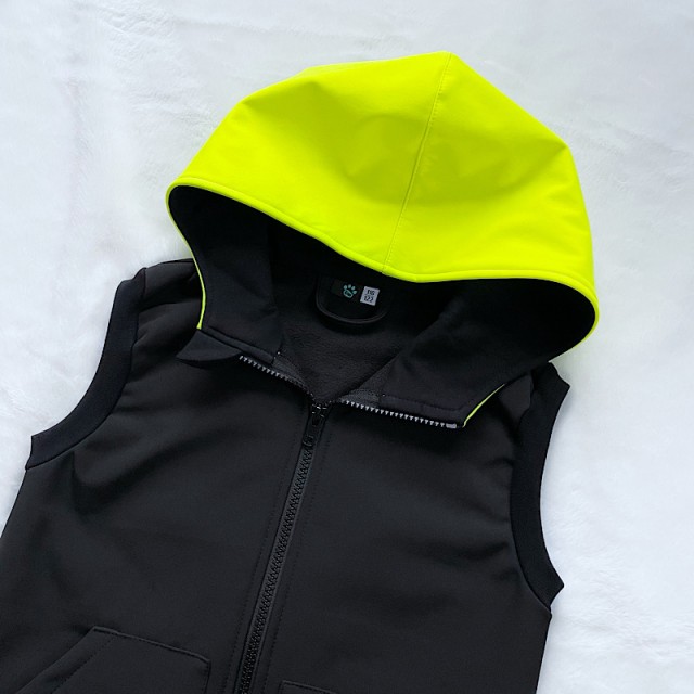 Detská softshellová vesta s neónovou kapucňou čierna