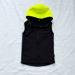 Detská softshellová vesta s neónovou kapucňou čierna