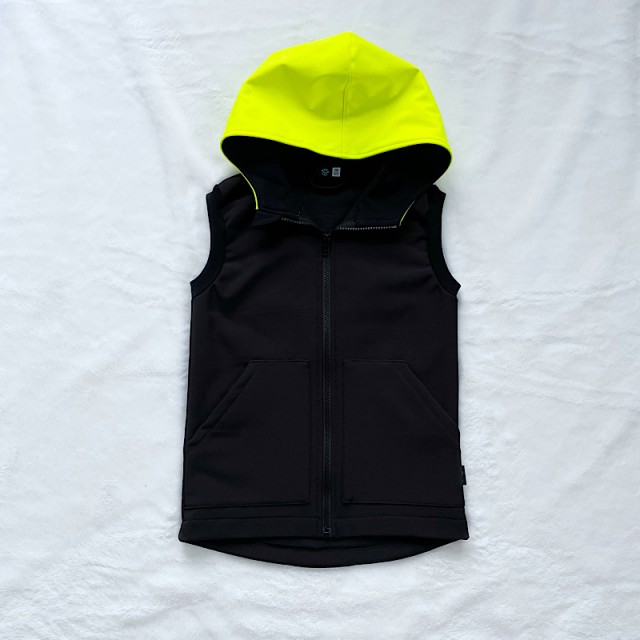 Detská softshellová vesta s neónovou kapucňou čierna