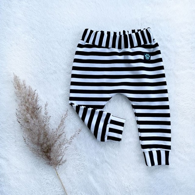 Detské tepláčiky PÁSIKY čiernobiele