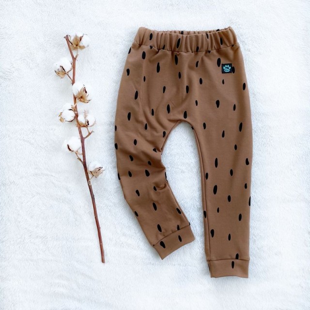 Detské tepláčiky ČIERNE FLIAČIKY hnedé