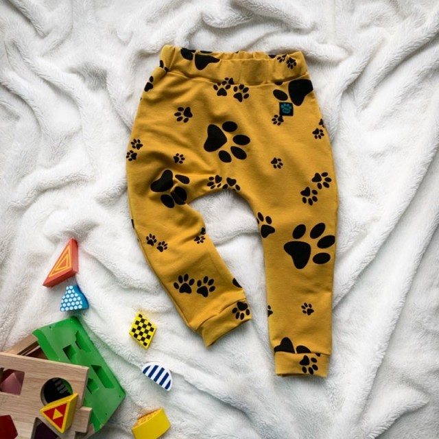 Detské tepláčiky ČIERNE PACKY horčicové