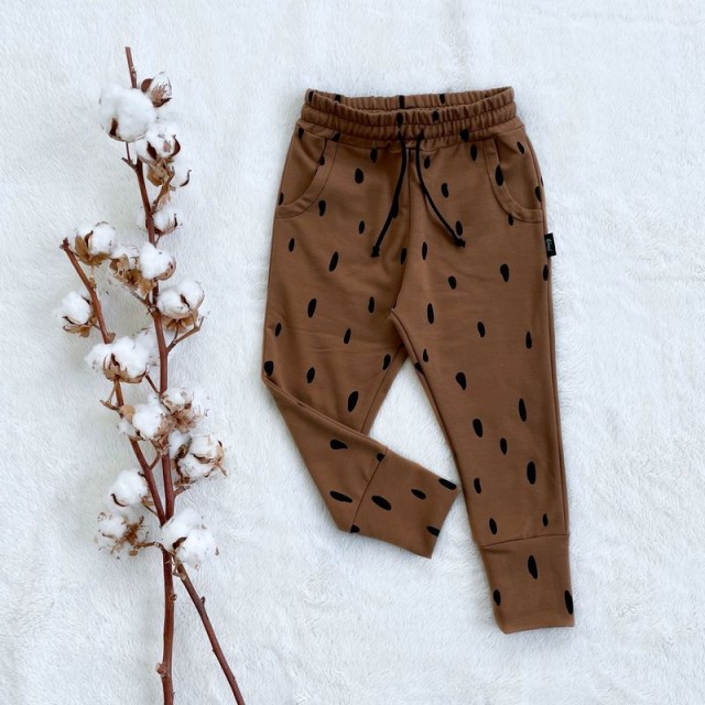 Detské klasické tepláčiky ČIERNE FLIAČIKY hnedé