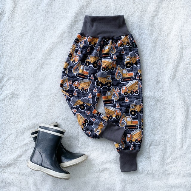 Detské zimné zateplené softshellové nohavice s barančekom STAVEBNÉ STROJE